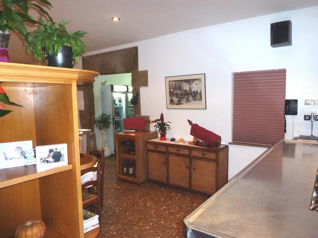 Restaurant Fonda Giralt Hotel Amer Bagian luar foto