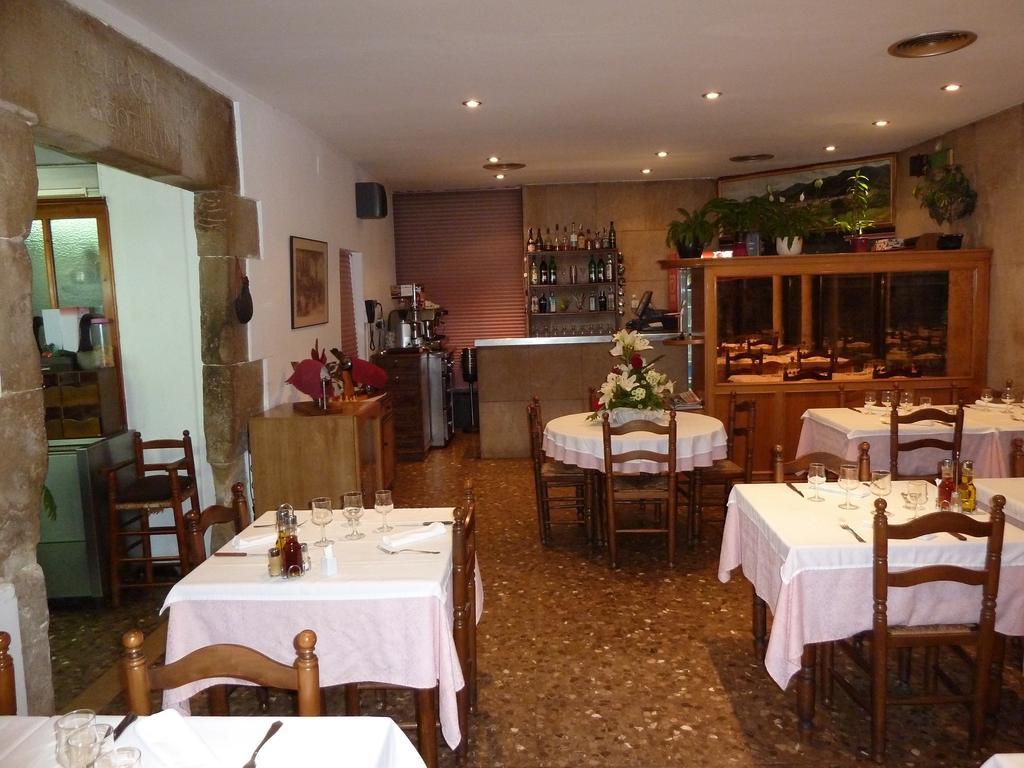 Restaurant Fonda Giralt Hotel Amer Bagian luar foto