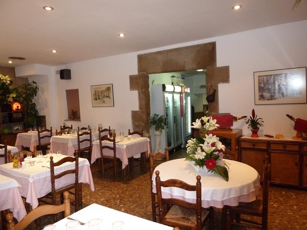 Restaurant Fonda Giralt Hotel Amer Bagian luar foto