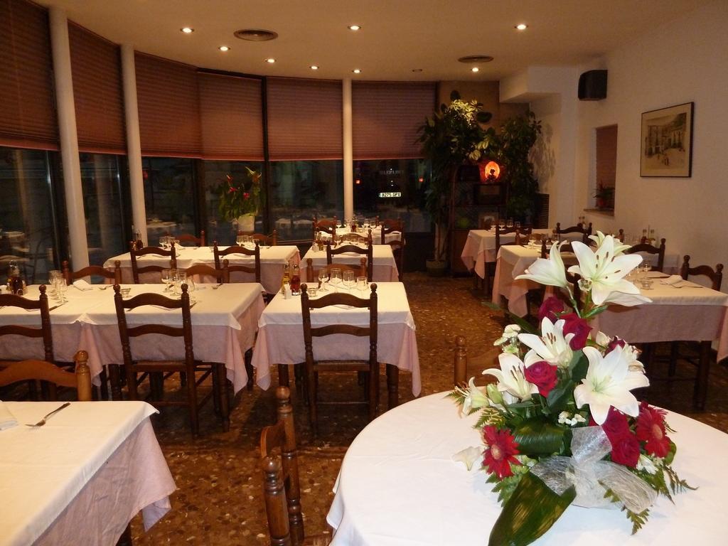 Restaurant Fonda Giralt Hotel Amer Bagian luar foto